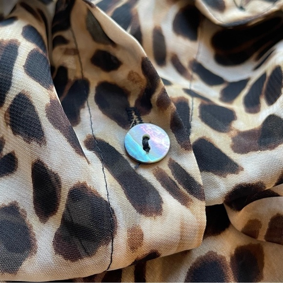 Chico’s Sheer Sleeveless Animal Print Button Down Blouse - Picture 6 of 9